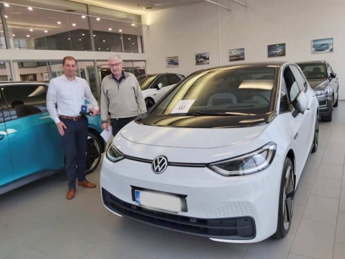 Tässä Suomen ensimmäinen Volkswagen  -ostaja saa autonsa | Autotoday
