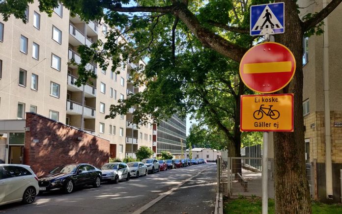 Tämä liikennemerkki koskee myös pyöräilijöitä, lisäkilpi tuo poikkeuksen |  Autotoday