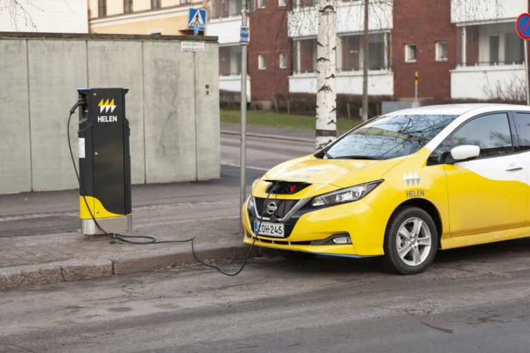 Helsingin liikuntapaikoille tulossa melkein 50 sähköautojen latauspistettä