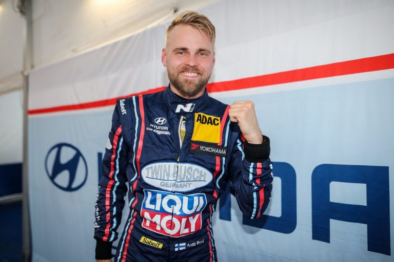 Antti Buri ajoi Saksan vakioautojen ADAC TCR-ratasarjan mestariksi