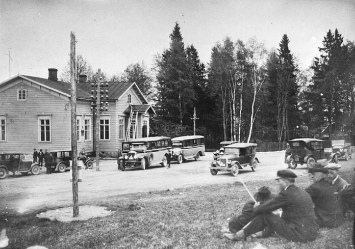 Päivän taksiauto: Järvenpään taksiasema 1920-luvulla | Autotoday