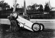 Päivän autourheilukuva: Emil Elon auto ulosajon jälkeen Eläintarhanajoissa 1935