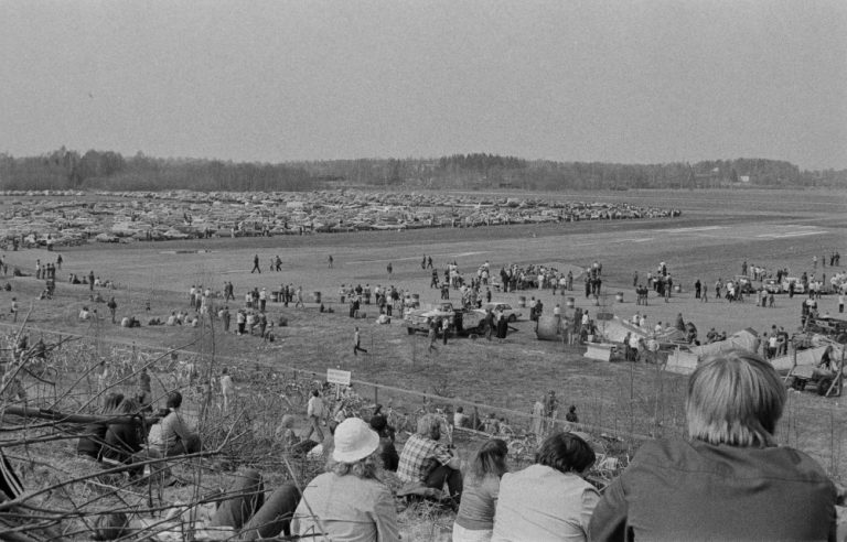 Päivän autourheilukuva: Mikähän autotapahtuma oli Malmin lentokentällä 1970-luvulla
