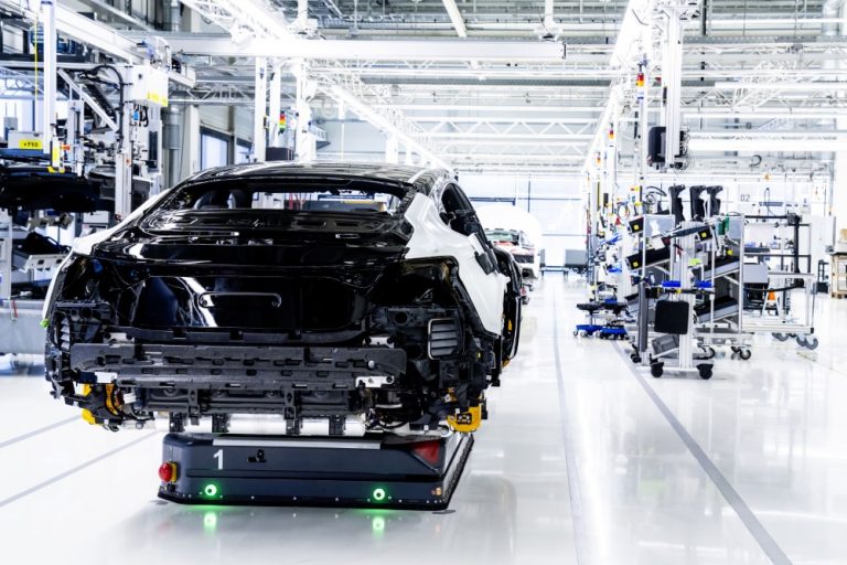 Ensi viikolla julkistettavan Audi e-tron GT:n hiilineutraali sarjavalmistus on alkanut