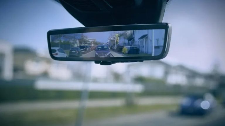 Fordin pakettiautojen taustapeili korvaantuu kameralla ja näytöllä