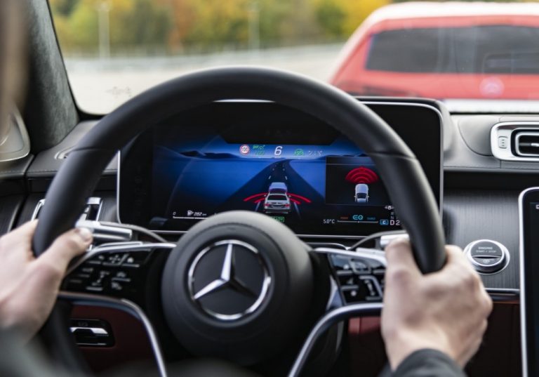 Mercedeksen S-sarjaan runsaasti uutta tekniikkaa