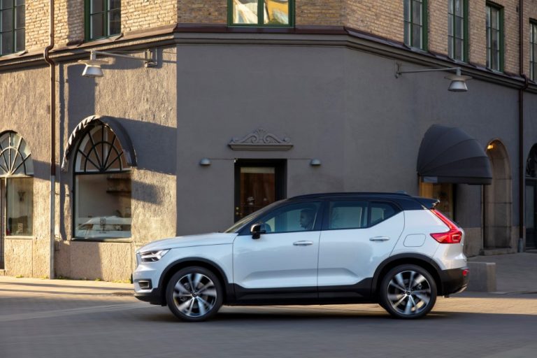 Nyt Volvo XC40 Recharge -täyssähköauton voi hankkia verkon kautta