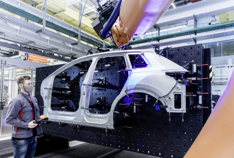 Muotoilijan ajatukset muuttuvat Audi Q4 e-tronin metallipinnoiksi järeillä työkaluilla