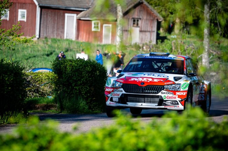 Emil Lindholm Liedon SM-rallin kärjessä avauspäivän jälkeen