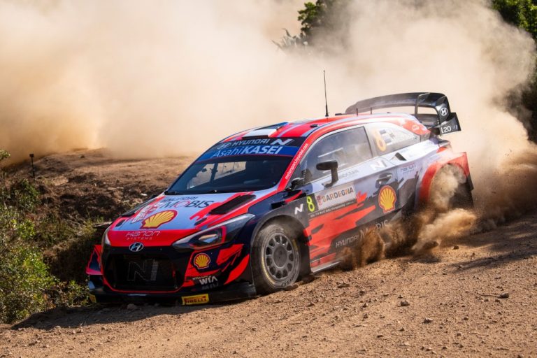 WRC: Ott Tänak Sardinian MM-rallin kärjessä perjantain jälkeen