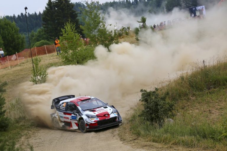 WRC: Rovanperän hurja tahti jatkuu — ajoi pohjat jokaisella Akropolis-rallin aamupäivän pätkällä!