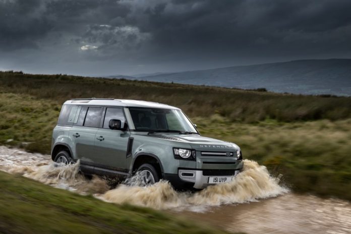 Land Rover Defender P400 PHEV etuviisto vedessa Kuva Land Rover