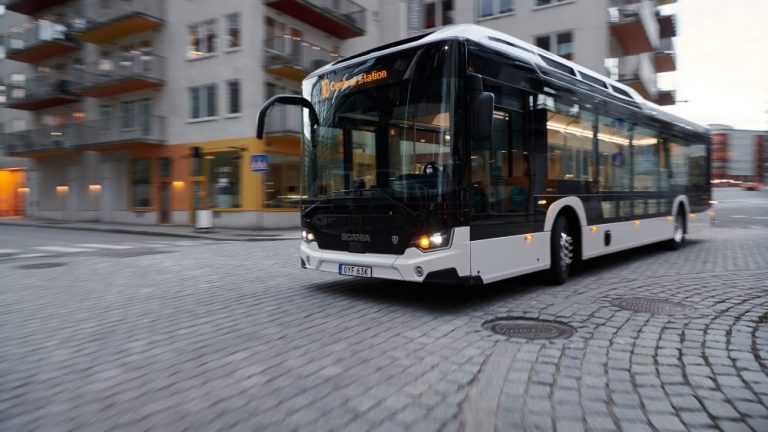 Scanian ensimmäiset Suomeen tulevat sähkölinja-autot ensi keväänä Lahteen.