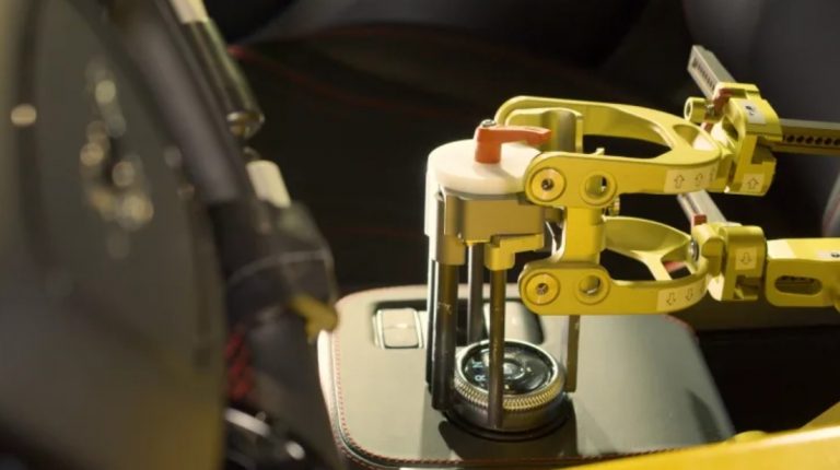 Fordin testilaitoksella robotit korvaavat kuljettajan