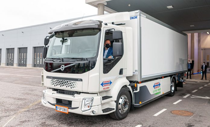 Suomen ensimmäinen Volvo Trucksin sähkökuorma-auto on luovutettu  asiakkaalle | Autotoday