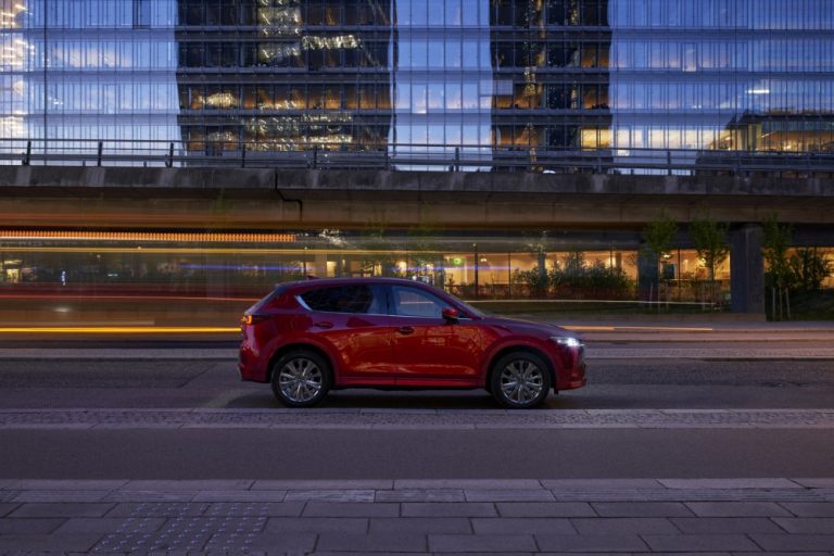 Mazda tuo Eurooppaan kaksi uutta SUV-mallia ladattavana hybridinä