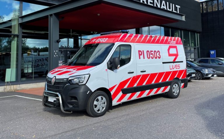Suomen ensimmäiset erityisesti siirtokuljetuksiin soveltuvat Renault Master -ambulanssit toimitettu