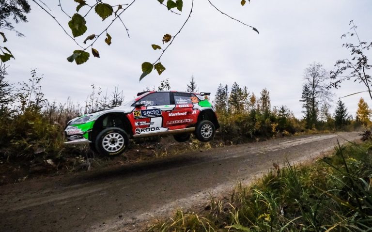WRC: Emil Lindholm johtaa WRC3-luokkaa Jyväskylässä avauspäivän jälkeen