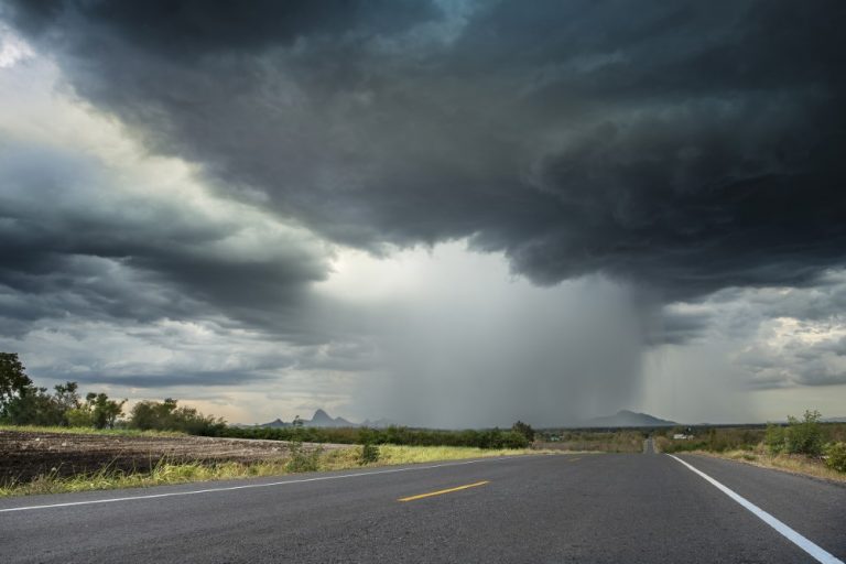 Syysmyrskyissä oksat, sateenvarjot ja rakeet riskinä autoille!