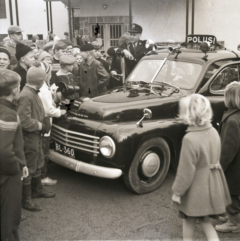 Päivän poliisikuva: Liikenneluento Imatralla 1959