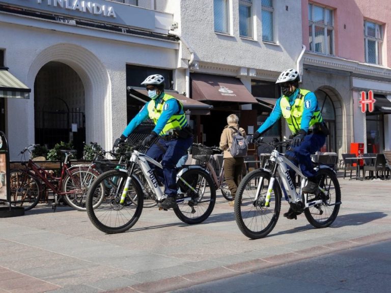 Oulun polkupyöräpoliisit tiukentaa sähköpotkulautailun valvontaa
