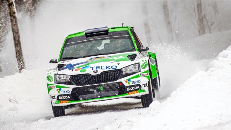 WRC: Emil Lindholmin matka päättyi kyljelleen lumipenkan päälle