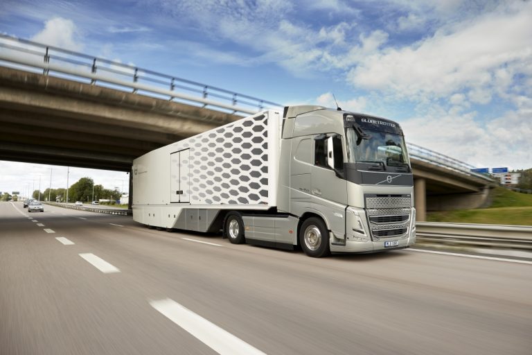 Volvo Trucks parantaa polttoainetehokkuutta kaukokuljetuksissa