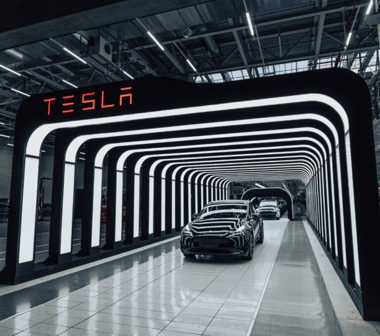 Ensimmäiset Saksassa valmistetut Teslat toimitettiin tänään