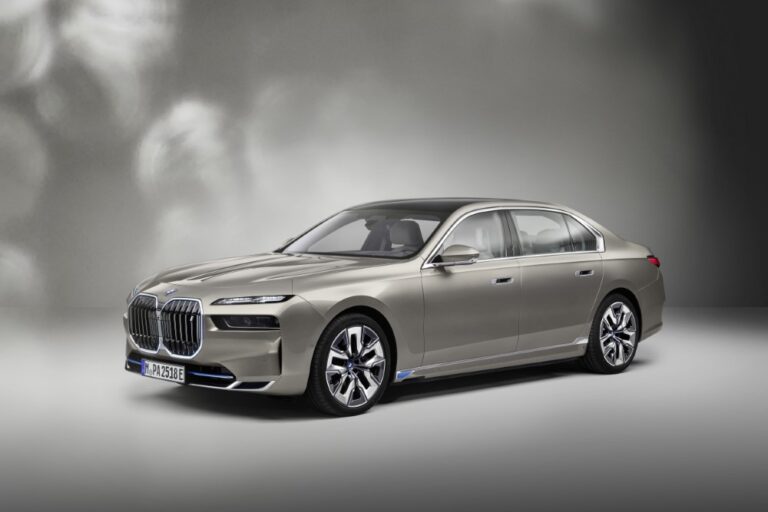 BMW esittelee uuden 7-sarjan ja ensimmäisen täysin sähköisen i7-mallin