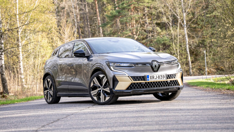 Autotoday testasi: Renault Megane E-Tech — pieni kulutus ja 22 kW AC laturi vakiona