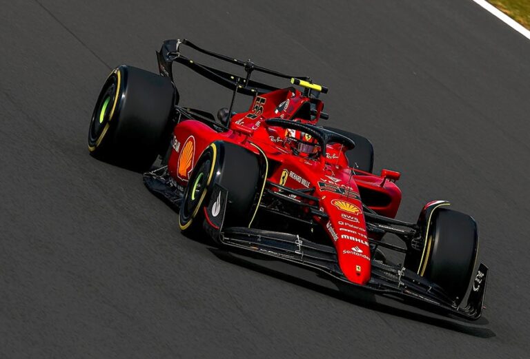 F1: Sainz ajoi paalulle Silverstonessa