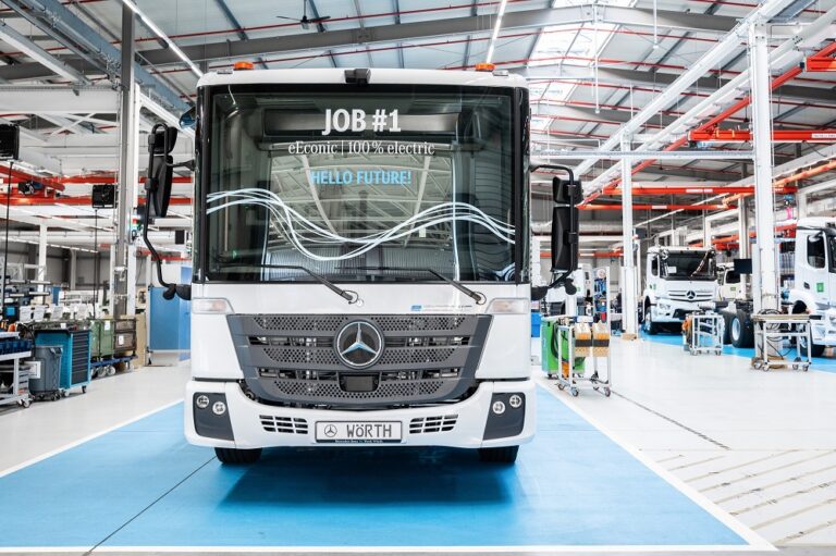 Täyssähköisen Mercedes-Benz eEconic-kuorma-auton sarjavalmistus käyntiin Wörthissä