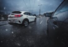 Yli kolmannes autoilijoista joutunut vaaratilanteeseen takavalottoman auton takia