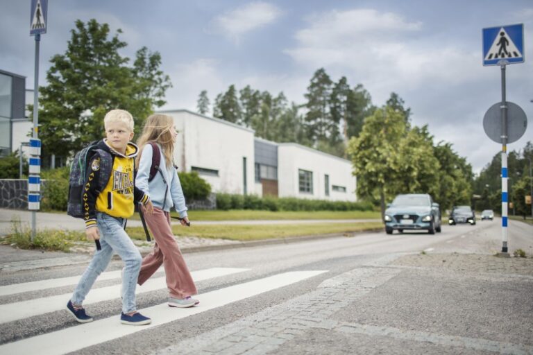 Koululaiset vaarassa! Yli 80 prosenttia autoilijoista ajoi liian lujaa koulujen lähellä!
