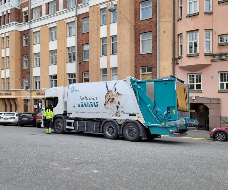 Täyssähköinen jäteauto on aloittanut päivittäisen toimintansa Helsingin kantakaupungissa