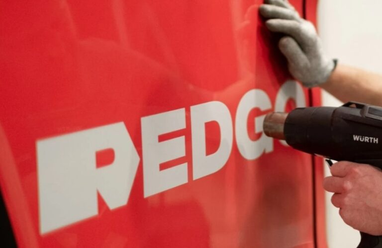 Hinausalan Falck on nyt Redgo – tuo markkinoille uuden palvelun, joka poistaa sähköautoilijan epävarmuuksia