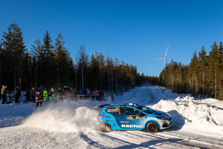 WRC: Roope Korhonen WRC3-luokan voittotaistelussa Ruotsissa