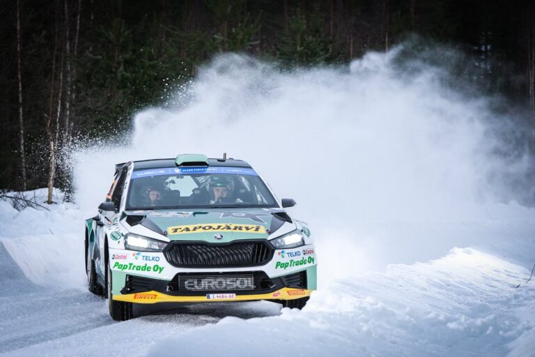 WRC: Vauhdikas kosketus lumipenkkaan pudotti Lindholmin WRC2-luokan kärjestä WRC: Vauhdikas kosketus lumipenkkaan pudotti Lindholmin WRC2-luokan kärjestä