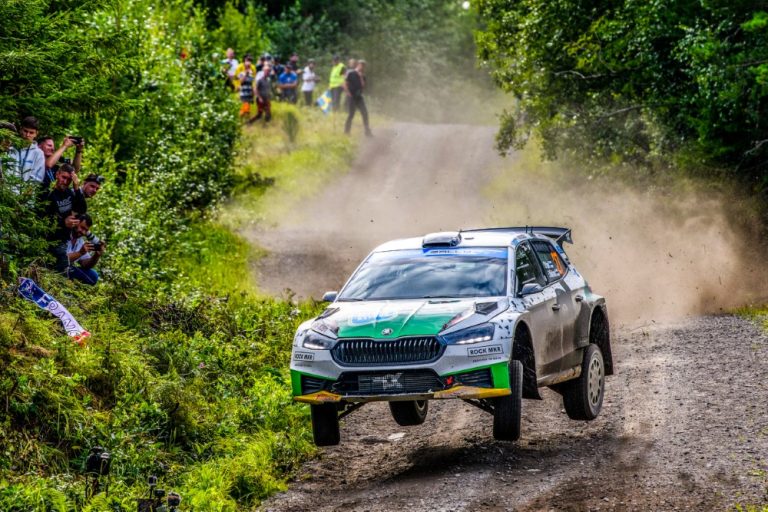 WRC: Kotiyleisö siivitti Pajari-Mälkönen kaksikon WRC2-luokan voittoon Jyväskylässä
