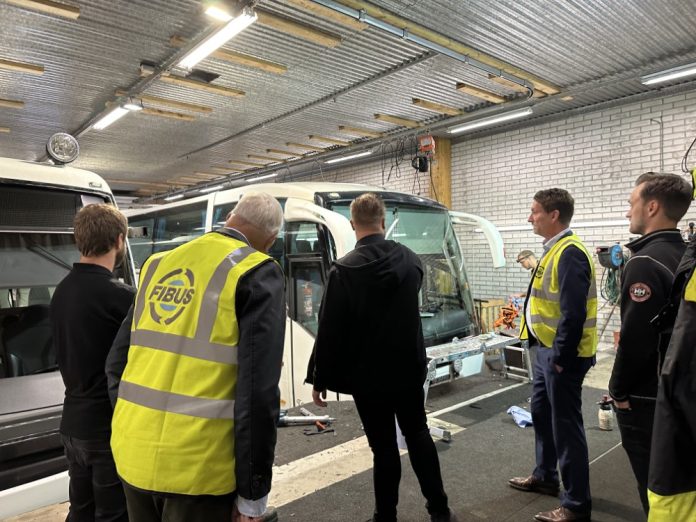 Iveco bussi ja henkiloita Kuva Fibus