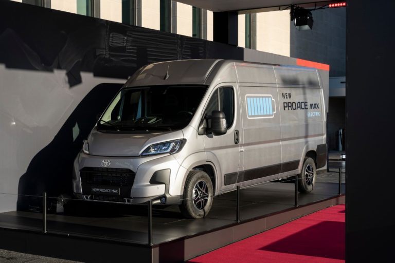 Toyota Professional -valikoimaan uusi isompi pakettiauto — myös sähkökäyttöisenä!