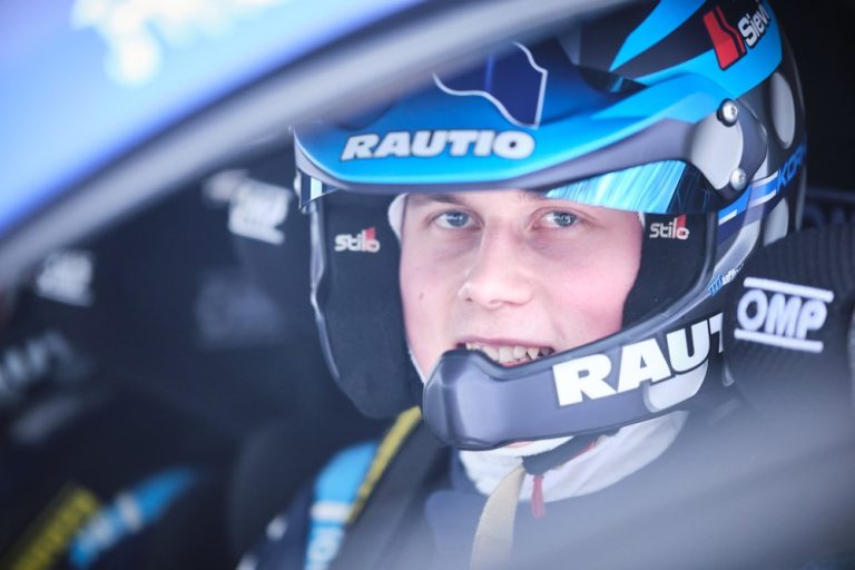 WRC: Roope Korhosen tiukka kisa Jari-Matti Latvalan kanssa päättyi Korhosen eduksi