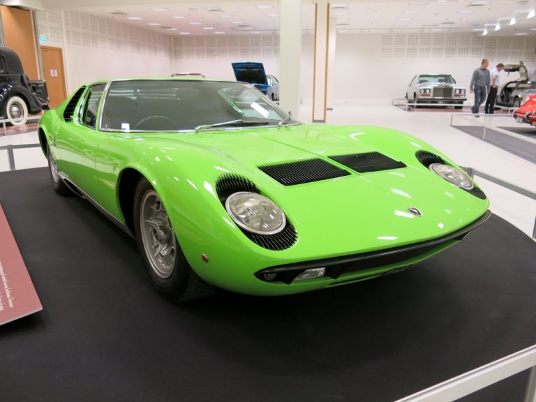Ensimmäinen Suomeen rekisteröintikatsastettu Lamborghini Miura nähtävillä Classic Motorshowssa