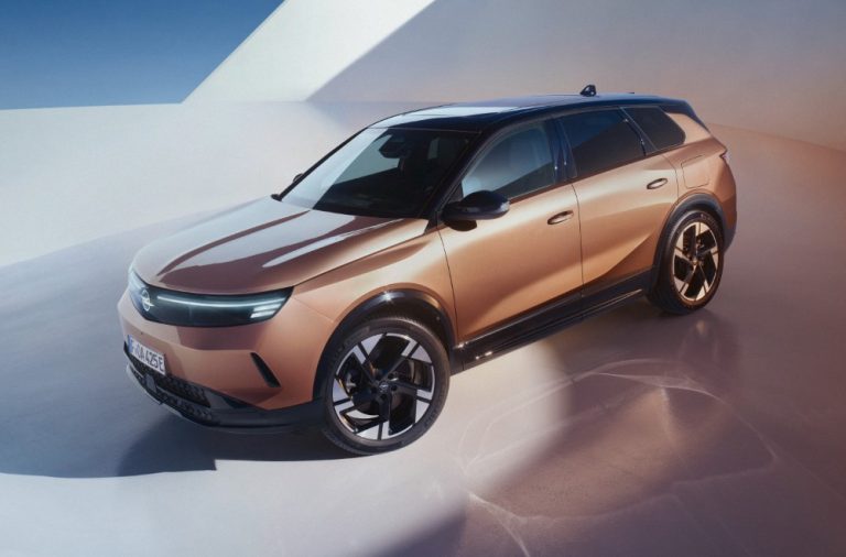 Uusi Opel Grandland on heti tarjolla kolmella sähköistetyllä voimalinjalla