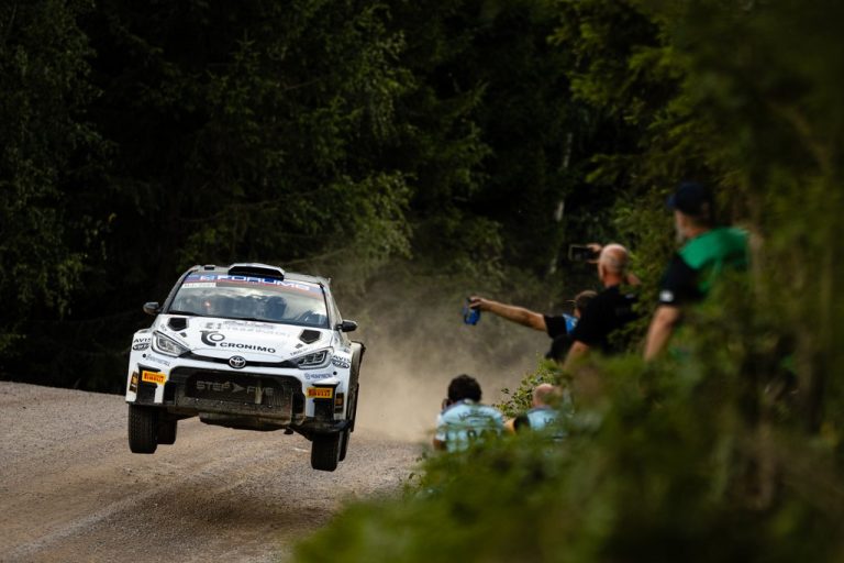 WRC: Mikko Heikkilän palkintopallipaikka Jyväskylässä jäi 2,6 sekunnin päähän