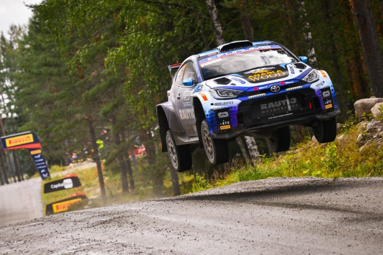 WRC: Rengasrikko pilasi Korhosen nousujohteisen kilpailun Jyväskylässä