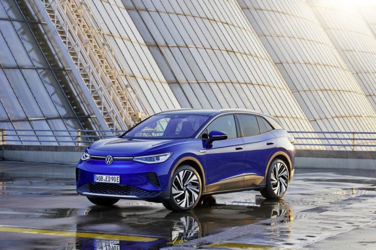 Volkswagen ID.3 ja ID.4 -mallisto uusiutuu Suomessa Pure Basic ja Elegance -varusteluversioiden osalta