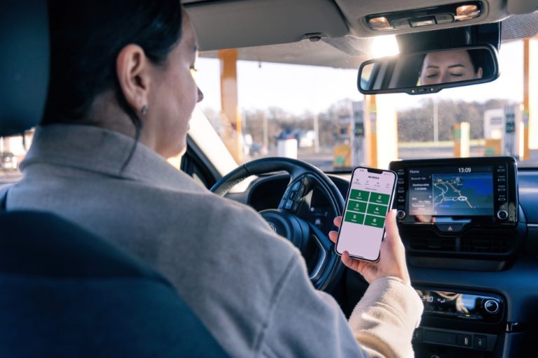 Yhä useampi ABC-ketjun asiakas maksaa nykyään mobiilisti