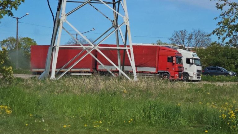 Tätä rekkaa käytettiin Pirkkalan työkoneiden varkaudessa — poliisi kaipaa havaintoja!