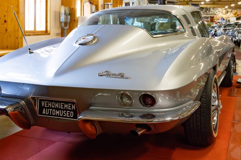 Vehoniemen Automuseon kesän vetonaulana Tabe Slioorin legendaarinen Corvette